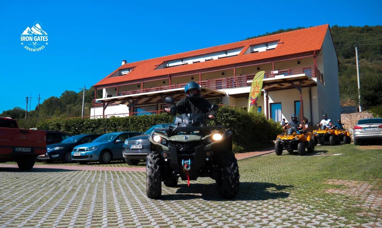 Pensiunea Ecaterina Berzasca Exterior foto